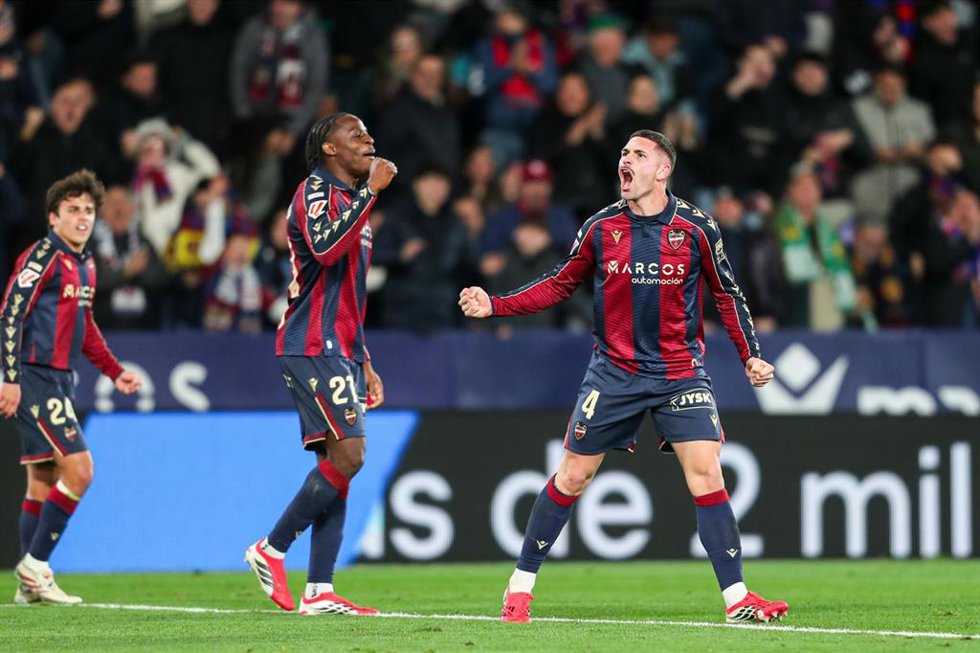 Adrián 'Dela' celebra un gol con el Levante UD.
