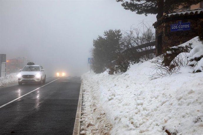 Archivo - Nieve en el puerto de Navacerrada