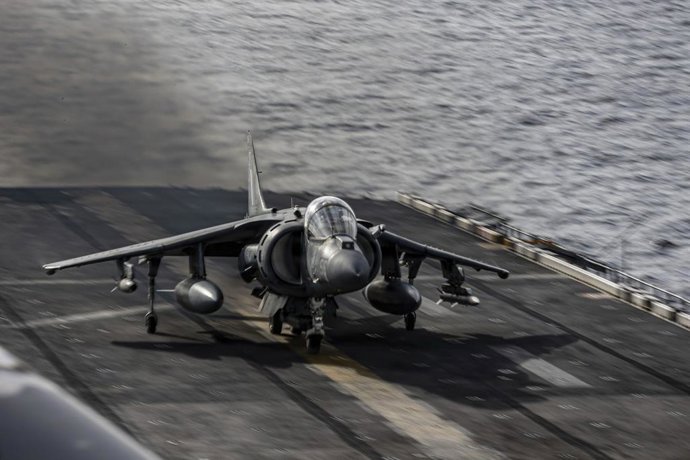Archivo - September 13, 2025, Caribbean Sea, International Waters: A U.S. Marine Corps AV-8B Harrier II with Marine Medium Tiltrotor Squadron 263, takes off from the flight deck aboard the Wasp-class amphibious assault ship USS Iwo Jima, September 13, 202