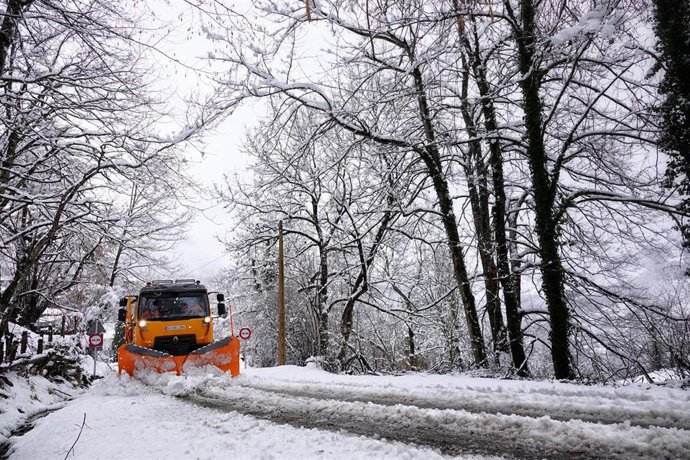 Archivo - Máquina quitanieves (archivo).