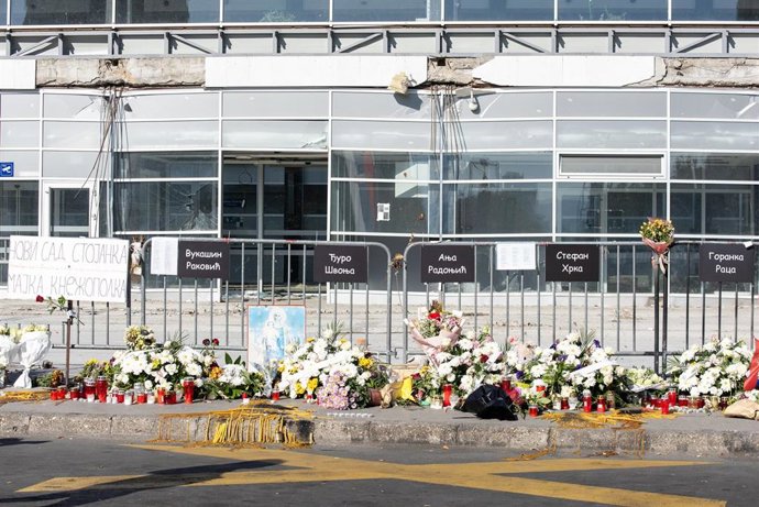 Archivo - Homenaje a los fallecidos por el derrumbe en la estación de Novi Sad (Serbia).