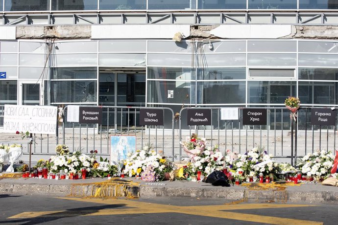 Archivo - November 1, 2025, Novi Sad, Serbia: Flowers and wreaths lie outside the Novi Sad railway station before the commemoration. Hundreds of thousands of mourners gathered for the first commemoration for the Novi Sad's tragedy, in Serbia. The mourning