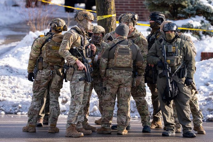 14 de janeiro de 2026: Agentes federais da Imigração e Alfândega e da Patrulha de Fronteira dos EUA se reúnem em 7 de janeiro de 2026, perto do local em Minneapolis onde um agente do ICE matou Renee Good no início daquele dia.