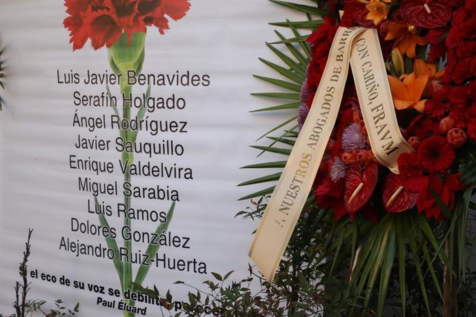 Archivo - Los nombres de los abogados asesinados durante la ofrenda floral por el aniversario de los asesinatos de los Abogados de Atocha, en el monumento ‘El Abrazo’ en la plaza de Antón Martín