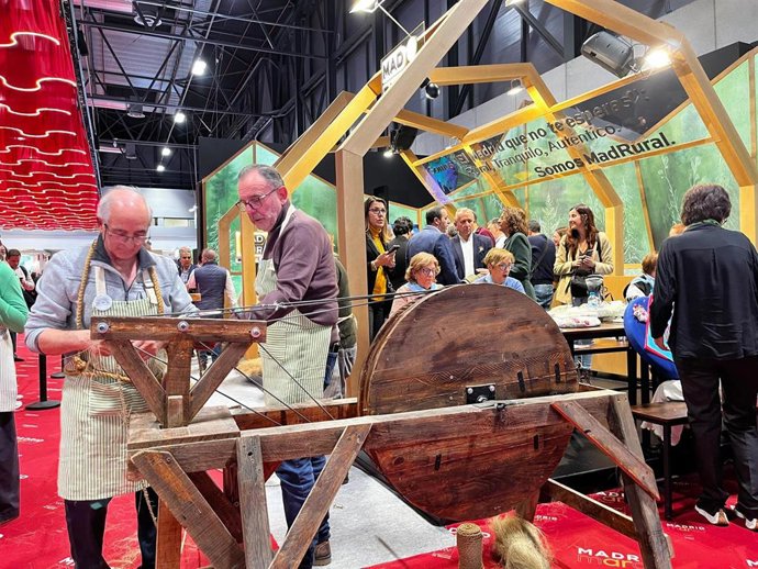 Demostración del hilado de esparto en el estand de Madrural en Fitur 2026