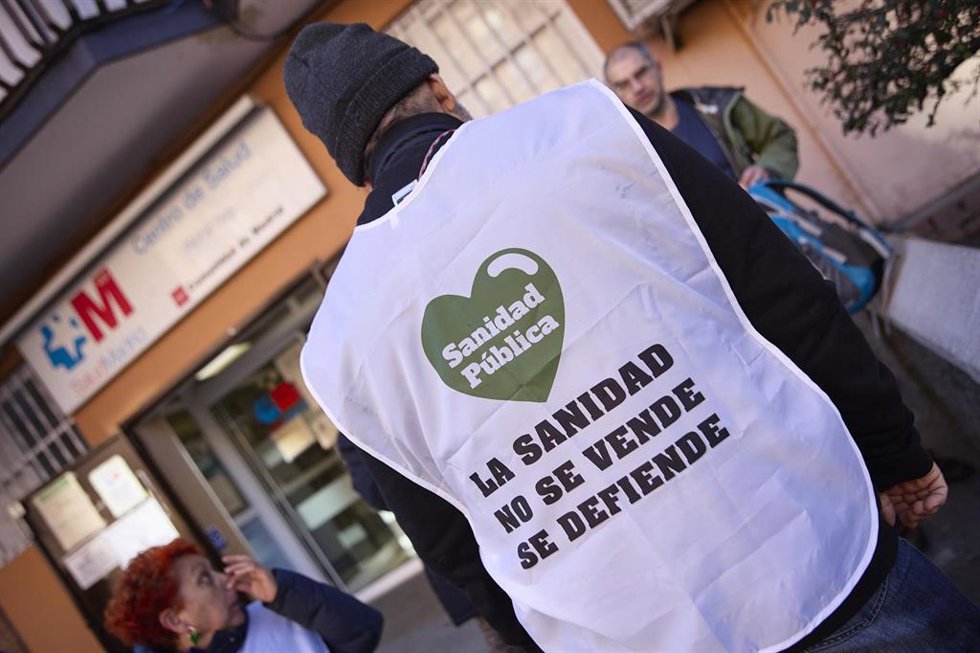 Archivo - Archivo.- Un hombre con un chaleco en el que se lee:'La Sanidad no se vende, se defiende'