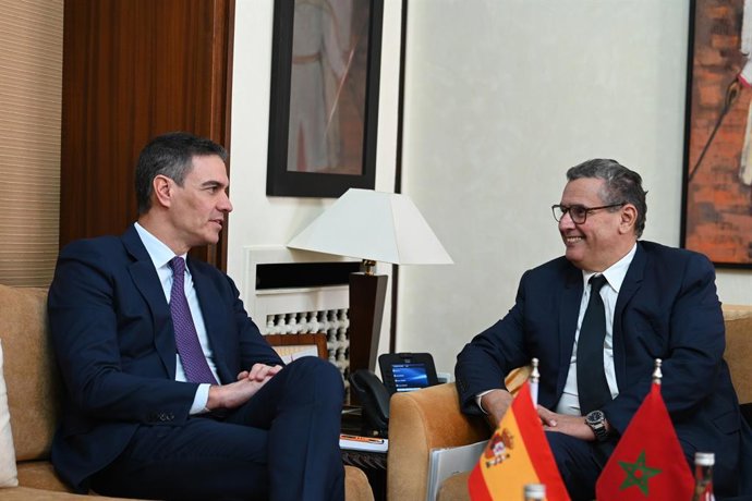 Archivo - Arquivo - O presidente do Governo espanhol, Pedro Sánchez (à esquerda), reúne-se com o presidente do Executivo marroquino, Aziz Ajanuch (à direita), na sua primeira viagem oficial desta legislatura a Marrocos, em 21 de fevereiro de 2024, em Raba