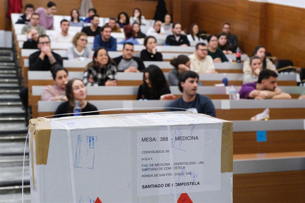 Archivo - Un grupo de personas esperan a realizar las pruebas de Formación Sanitaria Especializada convocada por el Ministerio de Sanidad, en la Facultad de Medicina de la Universidad de Santiago de Compostela, a 21 de enero de 2023, en Santiago de Comp