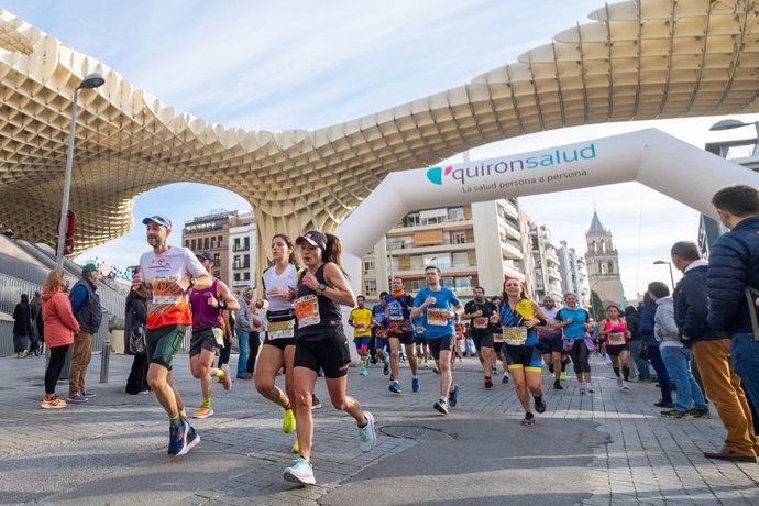 Archivo - Imagen de una edición anterior de la Media Maratón de Sevilla