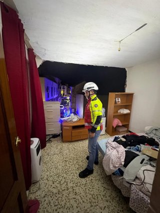 Bomberos y Policía actúan en la caída de un paño de pared de una vivienda en Calle Llana de San Juan (Jaén).