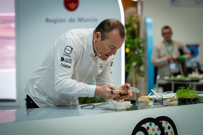 Pablo González Conejero, durante su demostración culinaria en el estand de la Región en Fitur 2026.