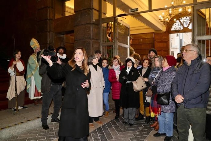 La alcaldesa de Zaragoza, Natalia Chueca, guía una visita de ciudadanos al Ayuntamiento en la jornada de San Valero.