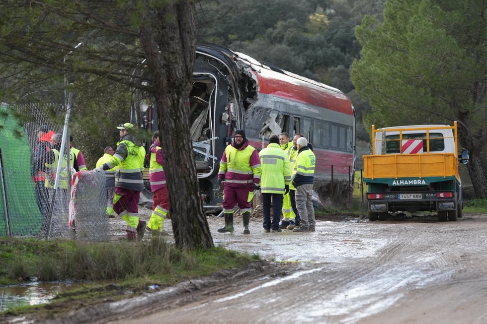 Imagen de los trabajos de desmontaje y retirada de vagones del siniestro ferroviario de Adamuz (Córdoba).