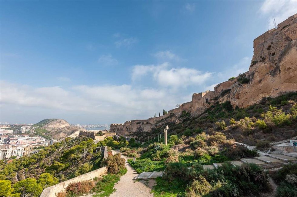 Alicante.- Sucesos.- Rescatan a un anciano con heridas leves tras sufrir una caída en el Benacantil