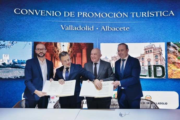 Un momento de la firma del protocolo.