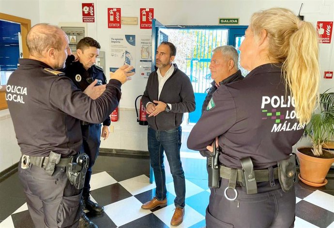 Los concejales del grupo municipal socialista en el Ayuntamiento de Málaga Daniel Pérez y Salvador Trujillo en una reunión con agentes de la Policía Local.
