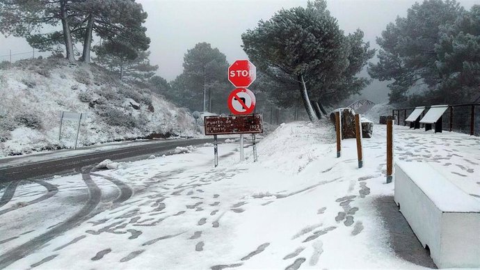 La Sierra de Grazalema (Cádiz) amanece cubierta de nieve.