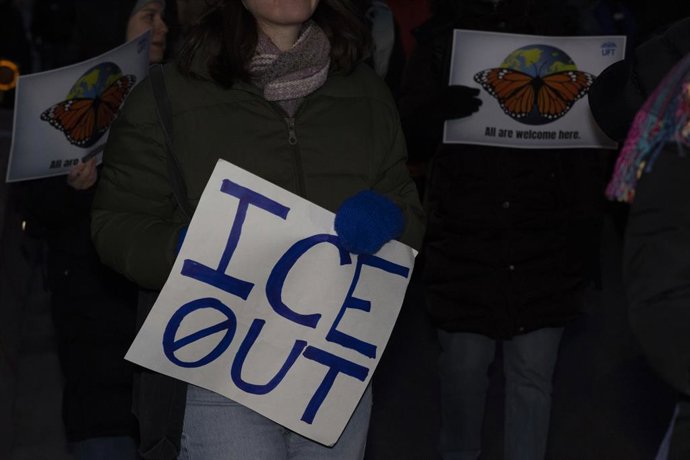 23 de janeiro de 2026, Nova York, Nova York, EUA: Pessoas carregam cartazes com os dizeres “ICE OUT” (Fora ICE) e “Todos são bem-vindos aqui”, juntando-se a milhares de nova-iorquinos que marcham da Union Square, em Manhattan, para demonstrar solidariedad
