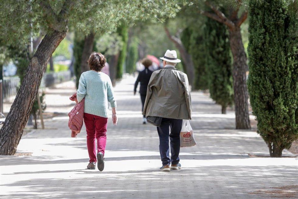 Archivo - Personas mayores pasean en un parque.