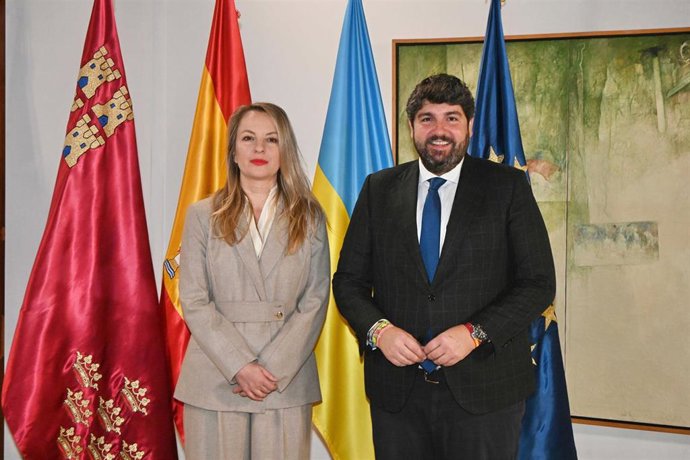 El presidente de la Comunidad, Fernando López Miras, y la embajadora de Ucrania en España, Yuliia Sokolovska