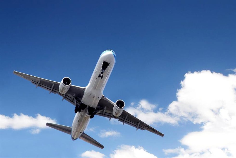 Archivo - Un avión hace una ruta desde Málaga