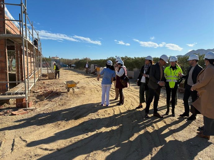 La delegada del Gobierno de la Junta de Andalucía en Almería, Aránzazu Martín, visita las obras del centro de día de Los Gallardos (Almería).