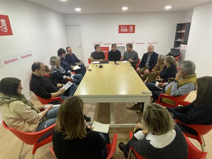 Reunión de candidatos del PSOE en el Alto Aragón con representantes  de la Plataforma en Defensa del Hospital de Barbastro (Huesca).