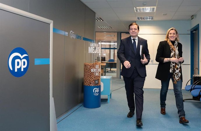 Alfonso Fernández Mañueco e Isabel Blanco, antes de la comparecencia ante los medios.