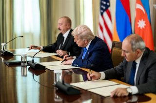 Archivo - El presidente de Azerbaiyán, Ilham Aliyev y el primer ministro armenio, Nikol Pashinián, firman en Washington un acuerdo de alto el fuego junto al presidente de EEUU, Donald Trump,