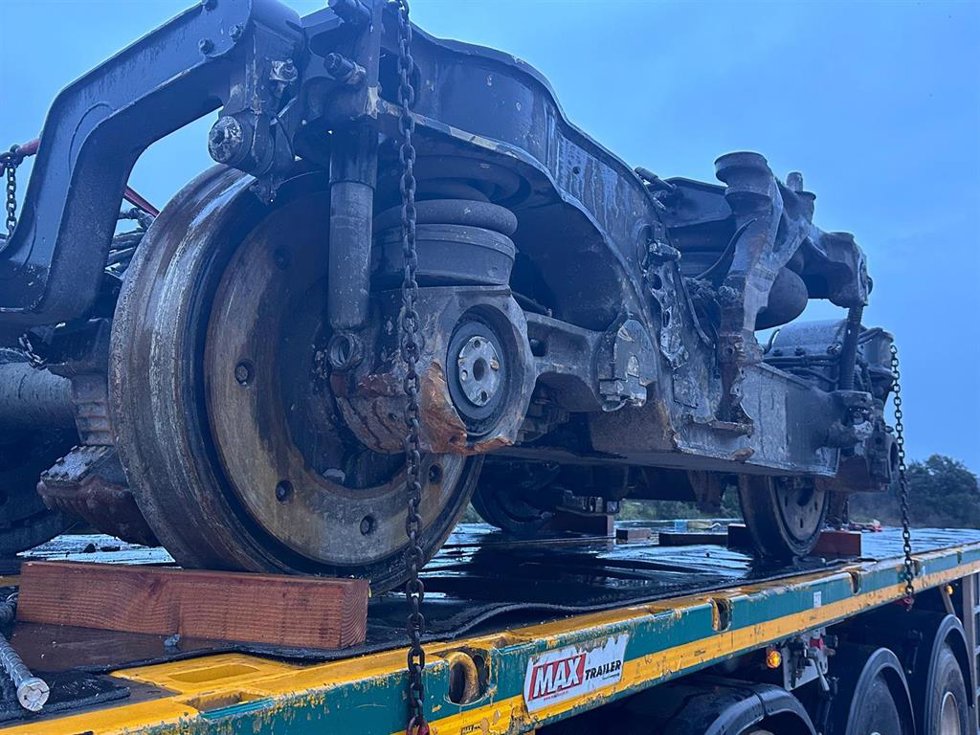 El 'bogie' del coche número ocho del tren Iryo accidentado en Adamuz es transportado en un camión, a 23 de enero de 2026, en Adamuz, Córdoba, Andalucía (España). Los trabajos en la zona del accidente ferroviario en Adamuz (Córdoba) continúan hoy centrad
