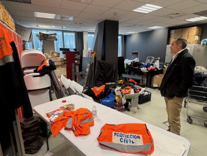 Juan Hidalgo, durante la visita que ha girado a las instalaciones del servicio de Protección Civil.