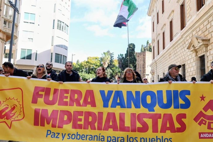 El coordinador general de IU-A y diputado en el Congreso, Toni Valero, ha participado en Málaga en una manifestación contra las politicas del presidente de EEUU, Donald Trump.