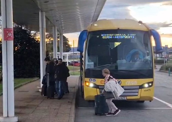 Un autobús en el Aeropuerto de Asturias
