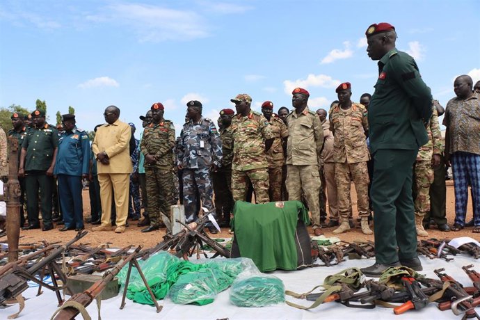Archivo - El jefe del Ejército sursudanés, general Paul Nang Majok, inspecciona armas incautadas 
