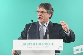 El presidente de Junts per Catalunya, Carles Puigdemont (C), ofrece declaraciones a los medios, a 24 de enero de 2026, en Perpiñán (Francia). Puigdemont ha convocado una cumbre extraordinaria con toda la cúpula del partido, diputados y algunos de sus alca