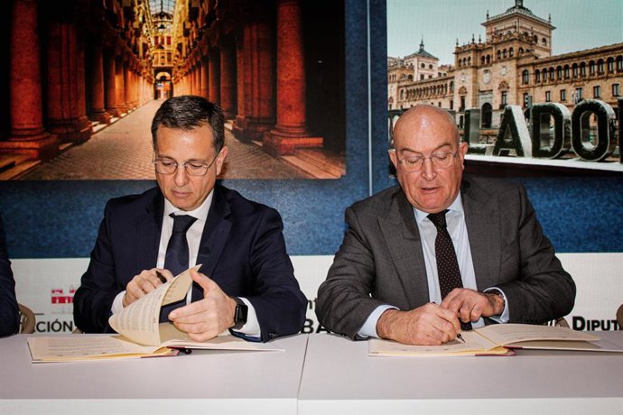 El alcalde de Albacete, Manuel Serrano, junto a su homólogo vallisoletano, Jesús Julio Carnero, durante la firma del convenio.