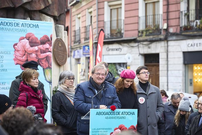 El secretario de Estado de Memoria Democrática, Fernando Martón (c), y la ministra de Sanidad, Mónica García (2d), durante la ofrenda floral ante el monumento El Abrazo, en la plaza de Antón Martín, a 24 de enero de 2026, en Madrid (España). 