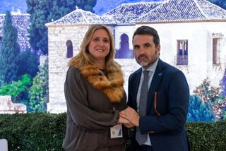 La delegada de Turismo y Cultura del Ayuntamiento de Sevilla, Angie Moreno, y junto con el teniente de alcalde delegado del Área de Turismo del Ayuntamiento de Málaga, Jacobo Florido.