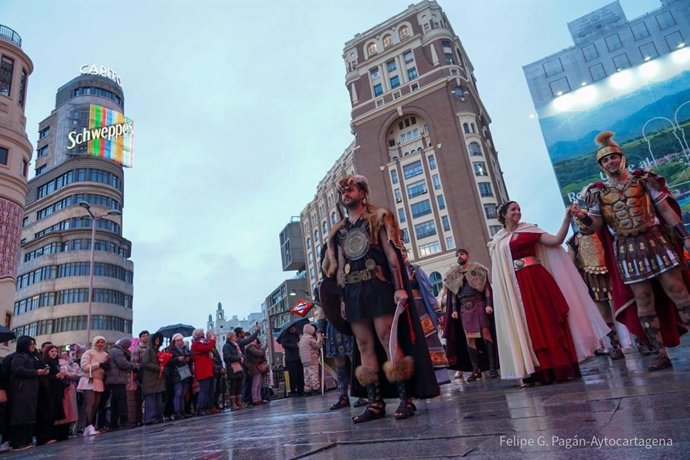 La lluvia no impidió el desfile de una representación de Tropas y Legiones por el centro de la capital al son de los tambores y reproduciendo las eternas luchas entre ambos bandos