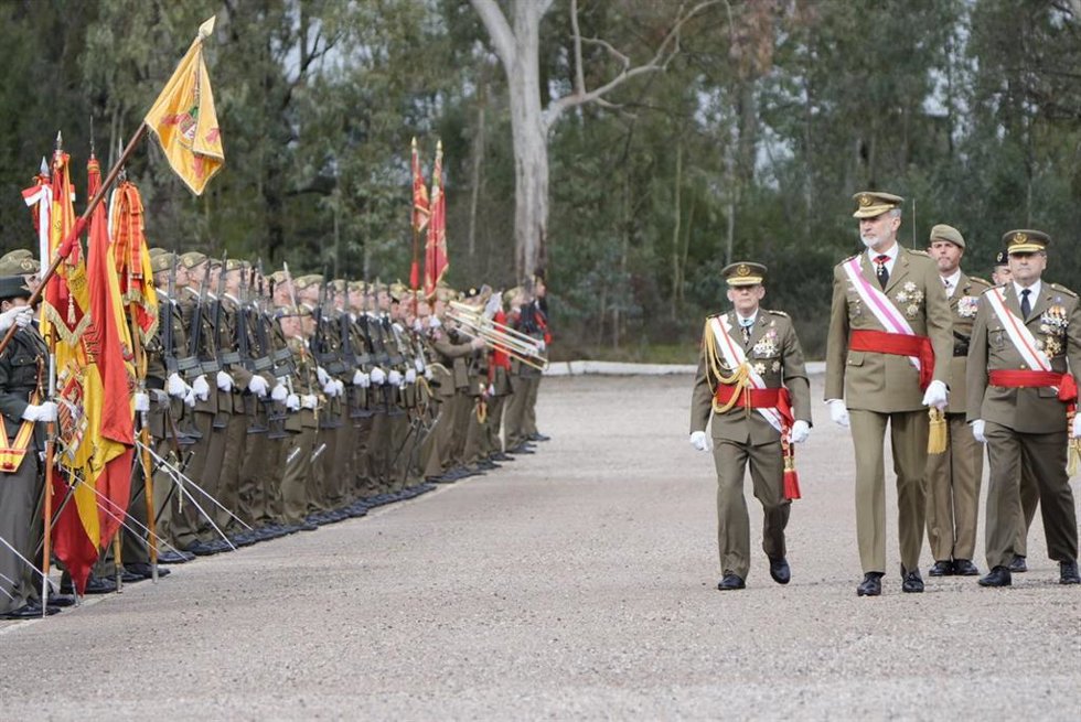 Felipe VI pasa revista en el Centro de Formación de Tropa de Cáceres donde ha presidido este sábado la jura de bandera de 1.378 soldados