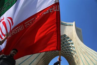 Archivo - Bandera de Irán junto a la Torre Azadi (Libertad) de Teherán