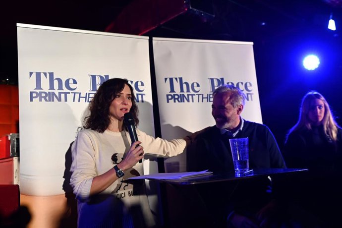 La presidenta de la Comunidad de Madrid y del Partido Popular de Madrid, Isabel Díaz Ayuso (i), y el presidente de Aragón y candidato a la reelección en las elecciones autonómicas de Aragón, Jorge Azcón (d)