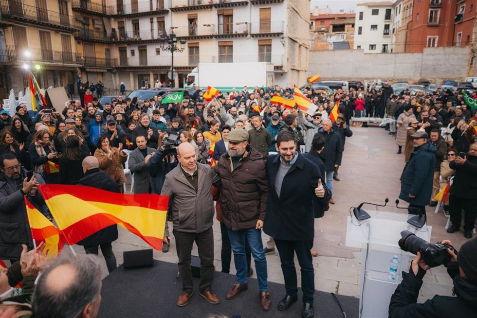 Santiago Morón, Santiago Abascal y Alejandro Nolasco en el acto central de Calatayud.