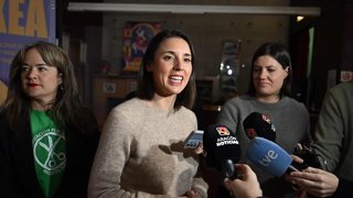 La secretaria política de Podemos y eurodiputada Irene Montero, junto a la candidata de Podemos a la Presidencia de Aragón, María Goikoetxea, este sábado en Zaragoza.