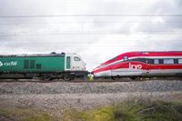 Trasladan desde Adamuz (Córdoba), remolcándolos por la vía, los vagones del Iryo en mejores condiciones