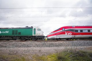 Una locomotora de Adif remolca por la vía los cinco vagones del tren Iryo que están en mejores condiciones.