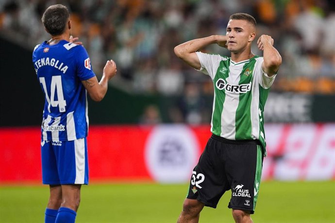 Archivo - Nahuel Tenaglia y Pablo García en el Real Betis-Deportivo Alavés de la primera vuelta