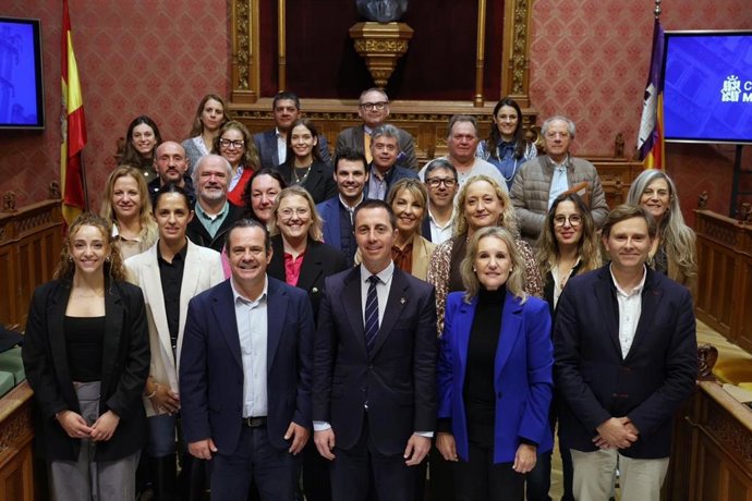 El presidente del Consell de Mallorca, Llorenç Galmés, el conseller insular de Presidencia, Toni Fuster, y la directora insular de Juventud y Participación, junto a alcaldes y responsables municipales