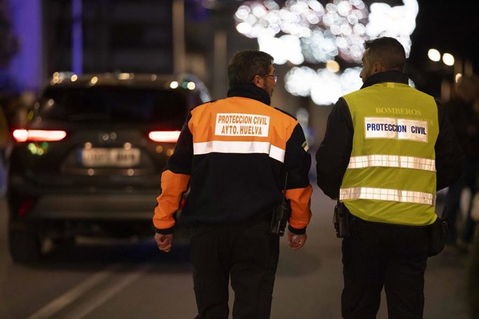 Imagen de agentes de Protección Civil de Huelva.