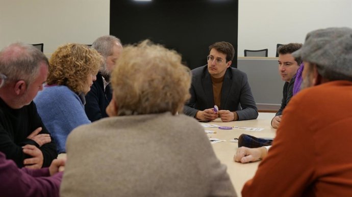El candidato de CHA a la Presidencia de Aragón, Jorge Pueyo, este sábado durante una reunión en Pina de Ebro.